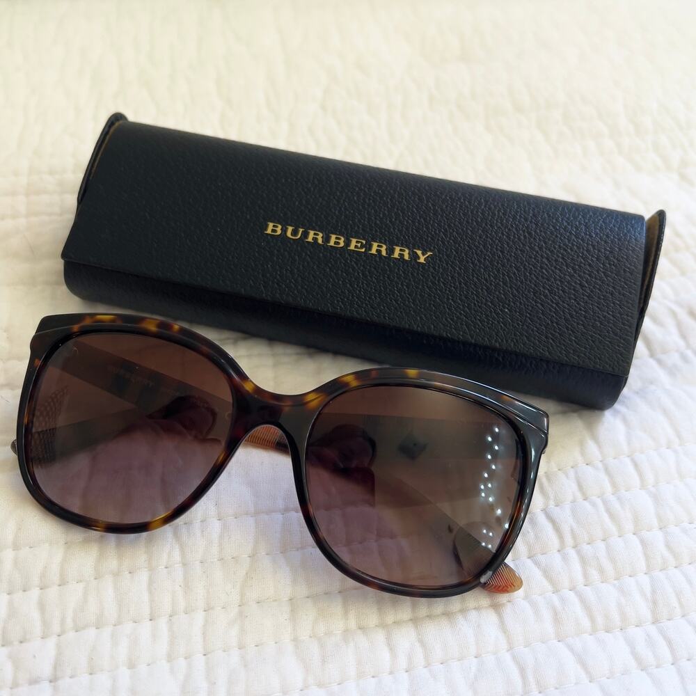 Burberry Sunglasses With Hard Plastic Case B4270-F